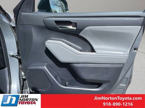 New 2026 Toyota Highlander XLE image 14
