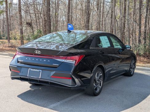 Used 2024 Hyundai Elantra Limited image 3