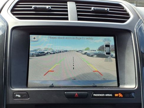 Used 2017 Ford Explorer XLT w/ Equipment Group 202A AWD/4WD image 17