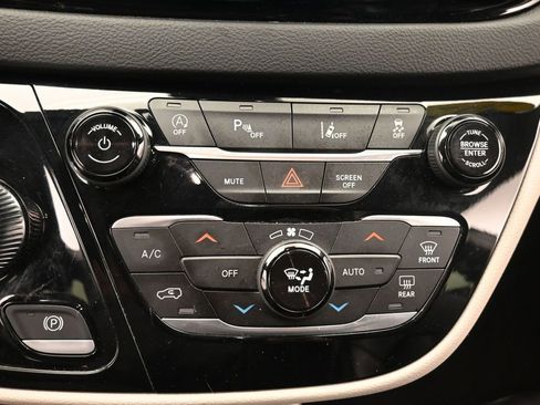 Used 2023 Chrysler Pacifica Touring-L FWD image 23