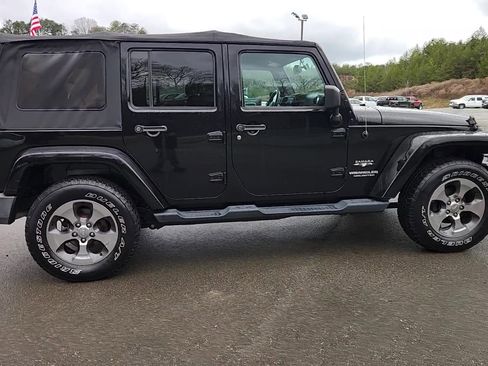 Used 2017 Jeep Wrangler Unlimited Sahara w/ Connectivity Group image 17