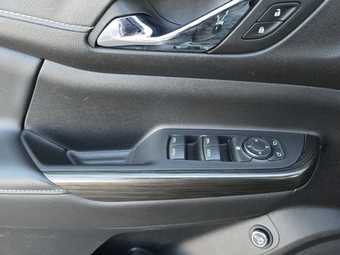 Used 2023 GMC Acadia SLT image 12