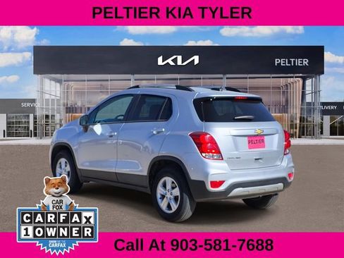 Used 2022 Chevrolet Trax LT w/ LT Convenience Package image 5