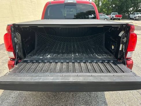 Used 2017 Toyota Tacoma TRD Off-Road w/ Premium & Technology Package AWD/4WD image 13