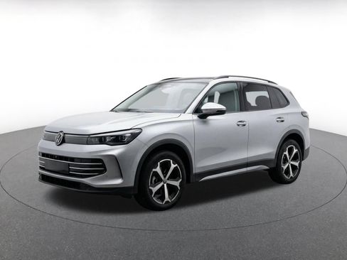 Used 2026 Volkswagen Tiguan SE AWD/4WD image 3