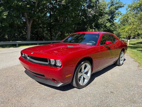 Used 2010 Dodge Challenger SE RWD image 3