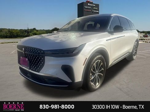 Used 2026 Lincoln Nautilus Premier AWD/4WD image 3