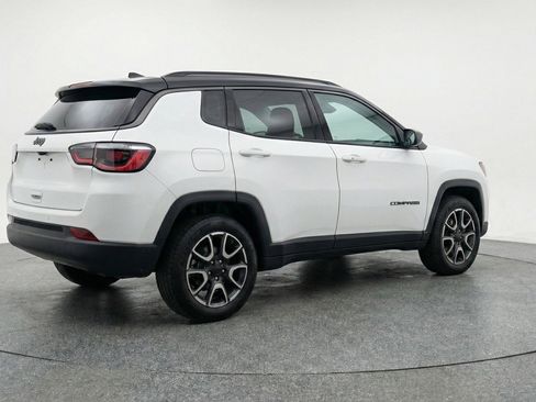 Used 2025 Jeep Compass Trailhawk image 9