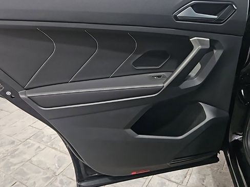 Used 2024 Volkswagen Tiguan SE image 21