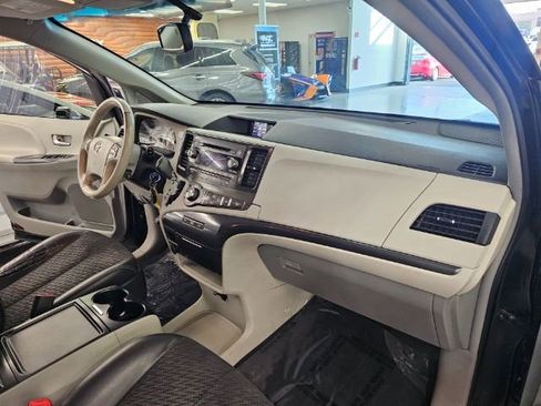 Used 2012 Toyota Sienna SE image 8