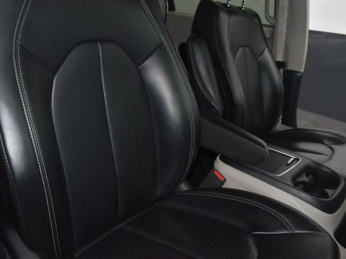 Used 2023 Chrysler Pacifica Touring-L FWD image 30