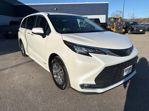 Used 2021 Toyota Sienna XLE image 7