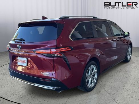 Used 2024 Toyota Sienna Platinum image 5