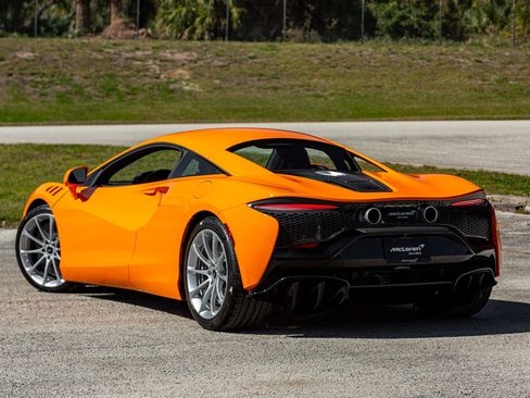 Used 2024 McLaren Artura RWD image 28