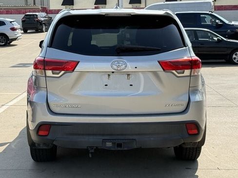 Used 2019 Toyota Highlander XLE AWD/4WD image 5