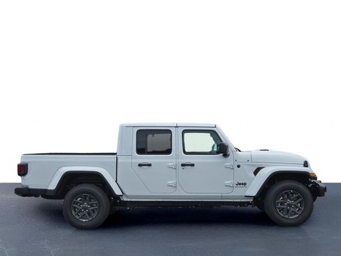 New 2025 Jeep Gladiator Sport image 4