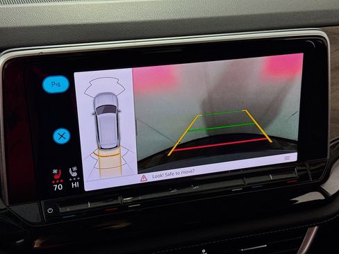 Used 2025 Volkswagen Atlas SE image 2