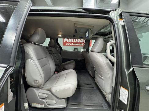 Used 2020 Toyota Sienna XLE Premium FWD image 12