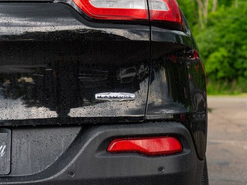 Used 2018 Jeep Cherokee Latitude Plus w/ Cold Weather Group AWD/4WD image 11