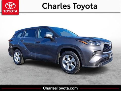 Used 2024 Toyota Highlander LE FWD image 1