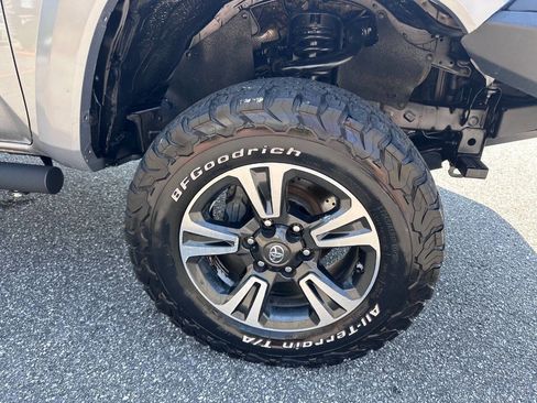 Used 2017 Toyota Tacoma TRD Sport image 22