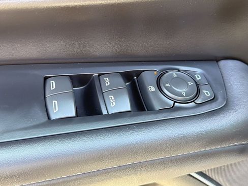 Used 2025 Chevrolet Suburban Z71 image 13