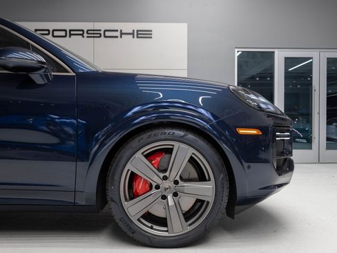 Used 2025 Porsche Cayenne Turbo image 11