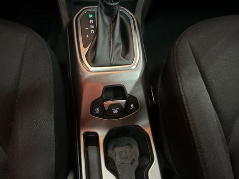 Used 2022 Jeep Renegade Latitude w/ Sun/Sound Group image 17