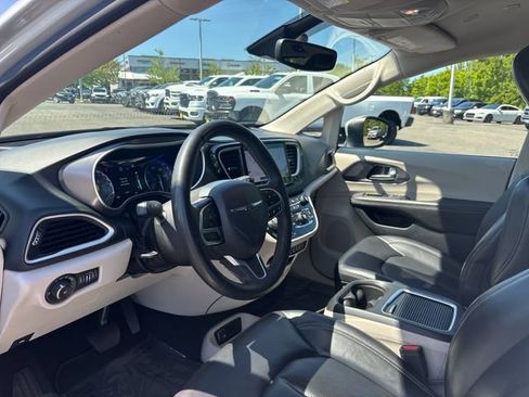 Used 2023 Chrysler Pacifica Touring-L FWD image 16