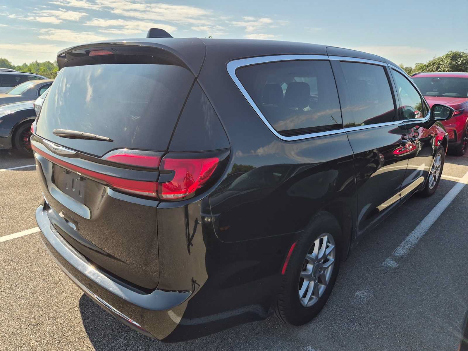 Used 2024 Chrysler Pacifica Touring-L FWD image 3