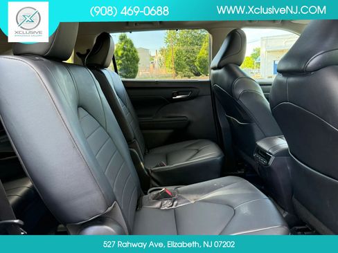 Used 2022 Toyota Highlander XLE AWD/4WD image 27