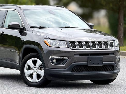 Used 2018 Jeep Compass Latitude FWD image 45