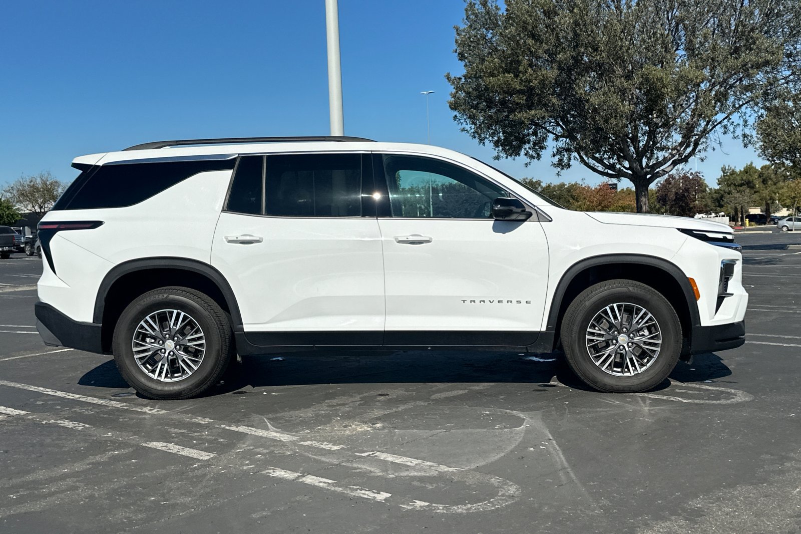 Used 2026 Chevrolet Traverse LT w/ Driver Confidence Package AWD/4WD image 3