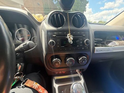 Used 2014 Jeep Compass Latitude FWD image 13