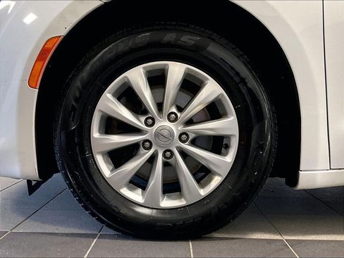 Used 2018 Chrysler Pacifica Touring-L FWD image 7