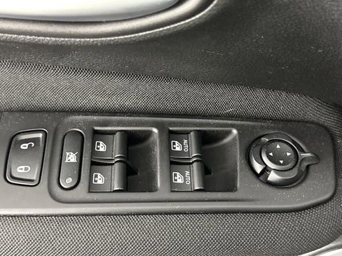 Used 2020 Jeep Renegade Latitude w/ Cold Weather Group image 17