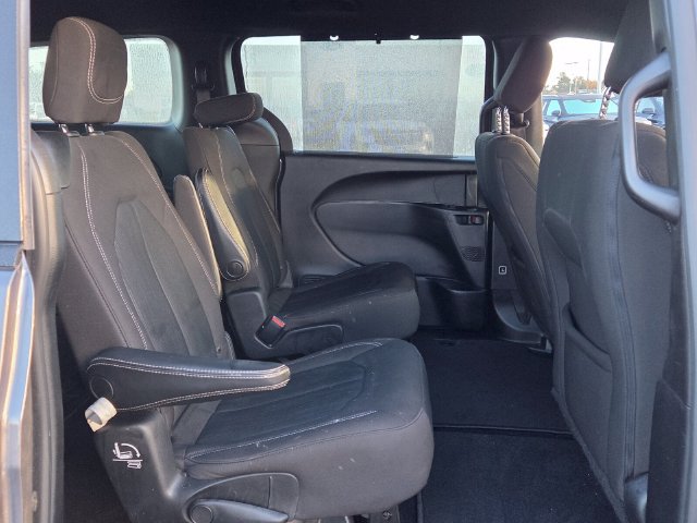 Used 2021 Chrysler Pacifica Touring w/ S Appearance Package FWD image 17
