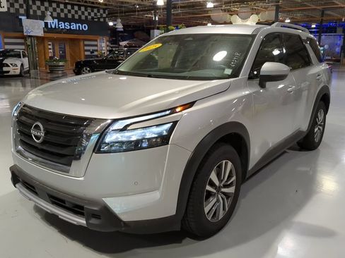 Used 2025 Nissan Pathfinder SL AWD/4WD image 1