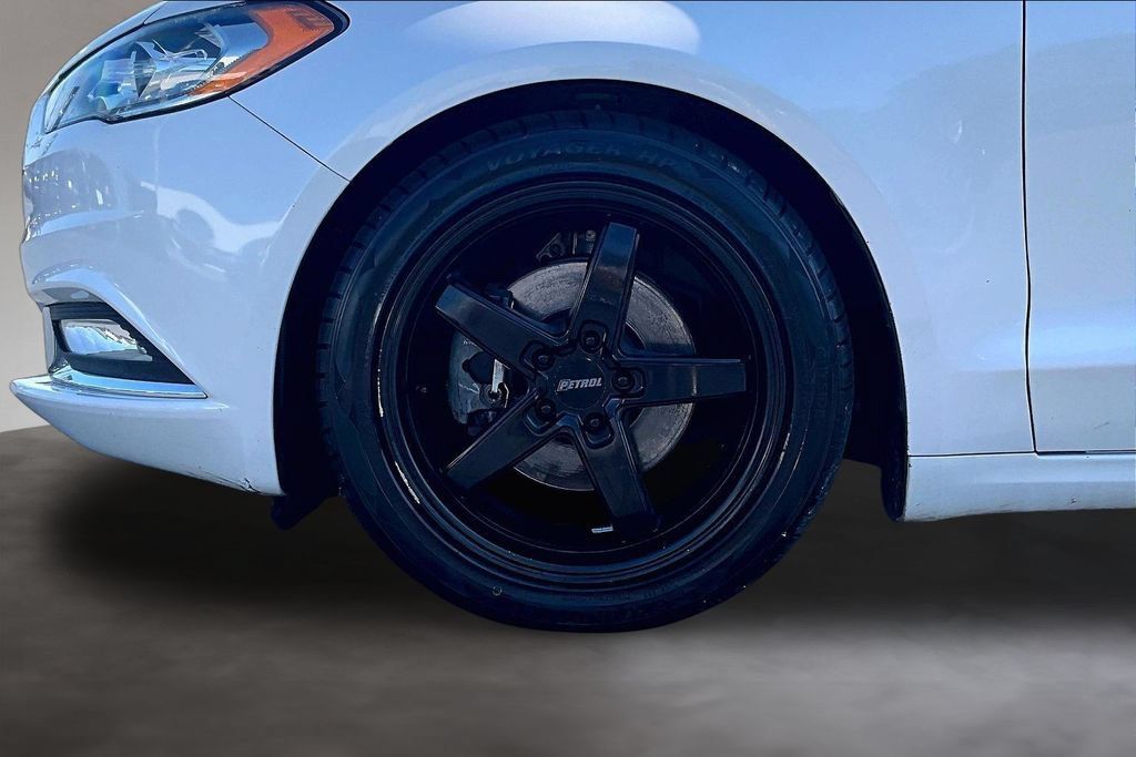 Used 2017 Ford Fusion SE w/ Equipment Group 201A FWD image 9