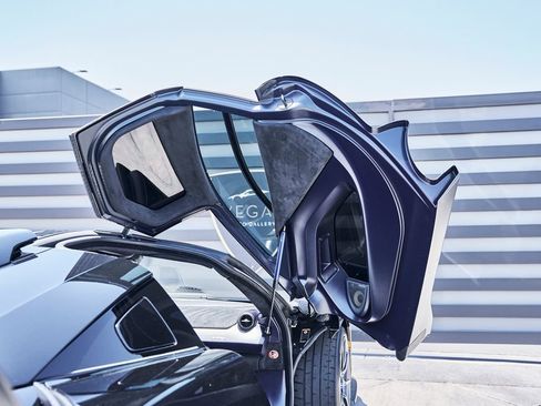 Used 2019 McLaren Senna RWD image 33