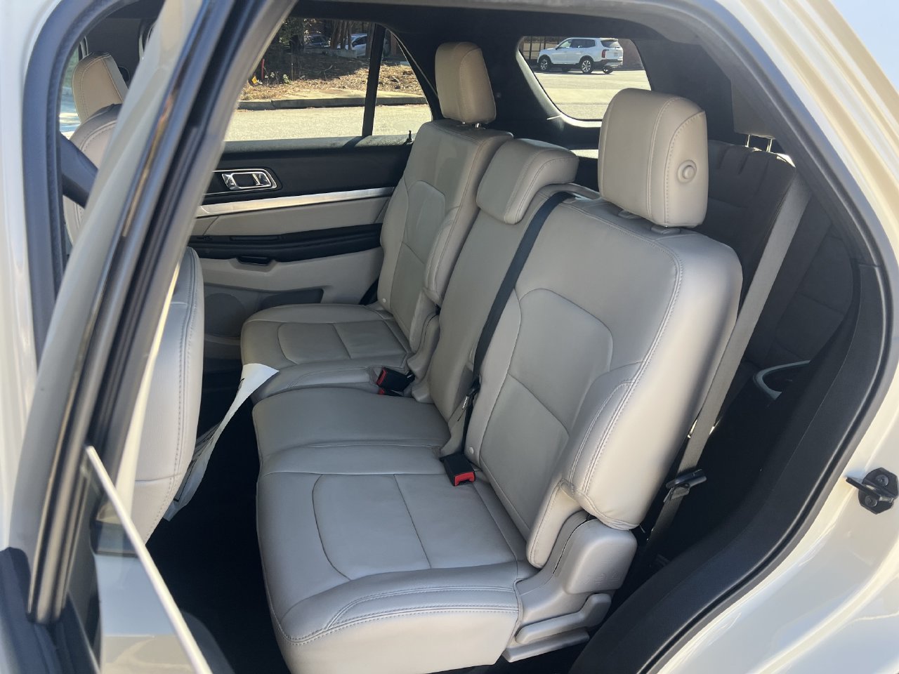 Used 2018 Ford Explorer XLT w/ Equipment Group 202A AWD/4WD image 20