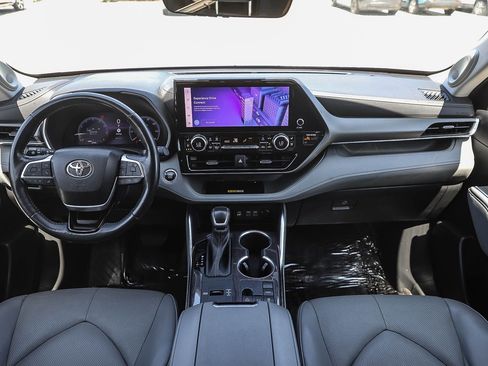 Used 2023 Toyota Highlander Limited FWD image 12