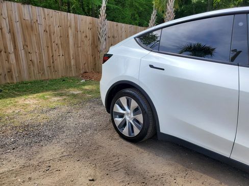 Used 2021 Tesla Model Y Long Range image 15