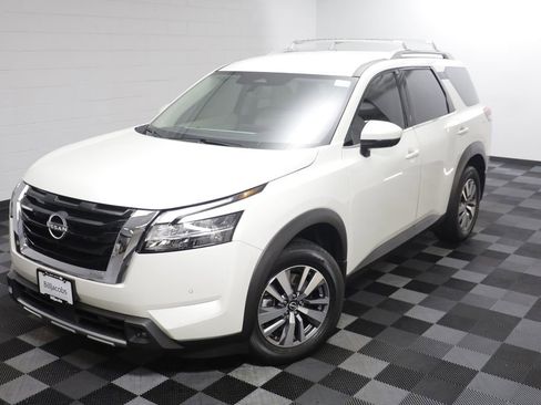 Used 2023 Nissan Pathfinder SL AWD/4WD image 2