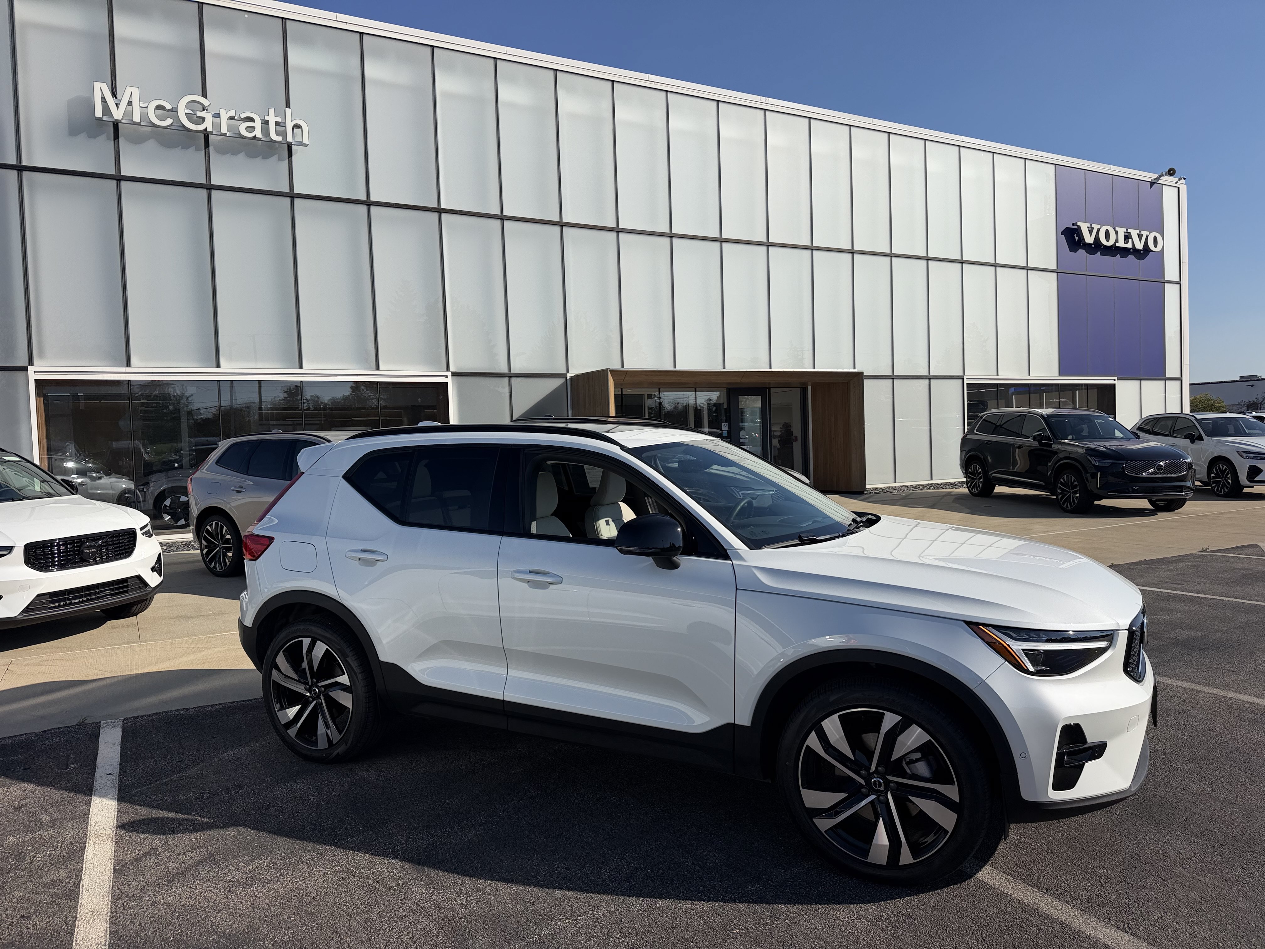 Used 2024 Volvo XC40 B5 Plus w/ Climate Package AWD/4WD image 3