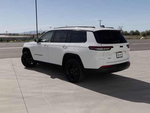 Used 2023 Jeep Grand Cherokee L Altitude AWD/4WD image 4