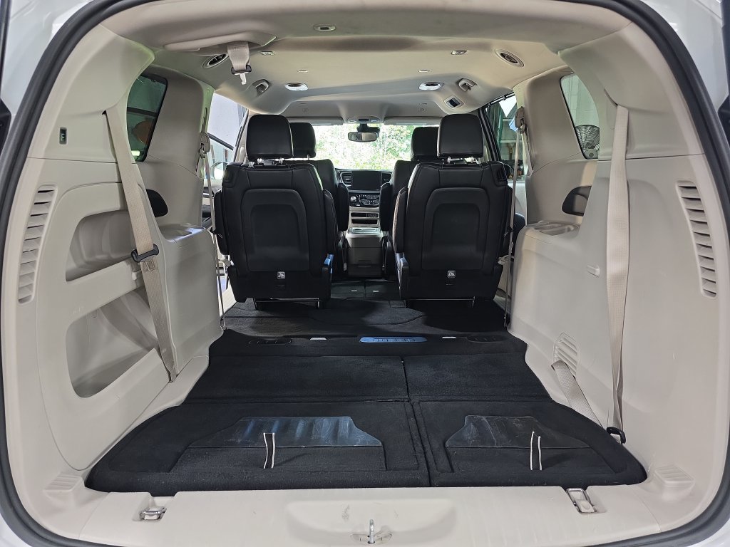 Used 2023 Chrysler Pacifica Touring-L FWD image 14