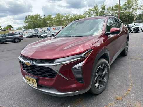Used 2025 Chevrolet Trax LT w/ LT Convenience Package FWD image 1