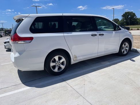 Used 2014 Toyota Sienna L FWD image 5