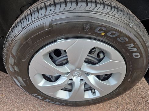 Used 2022 Toyota RAV4 LE image 11